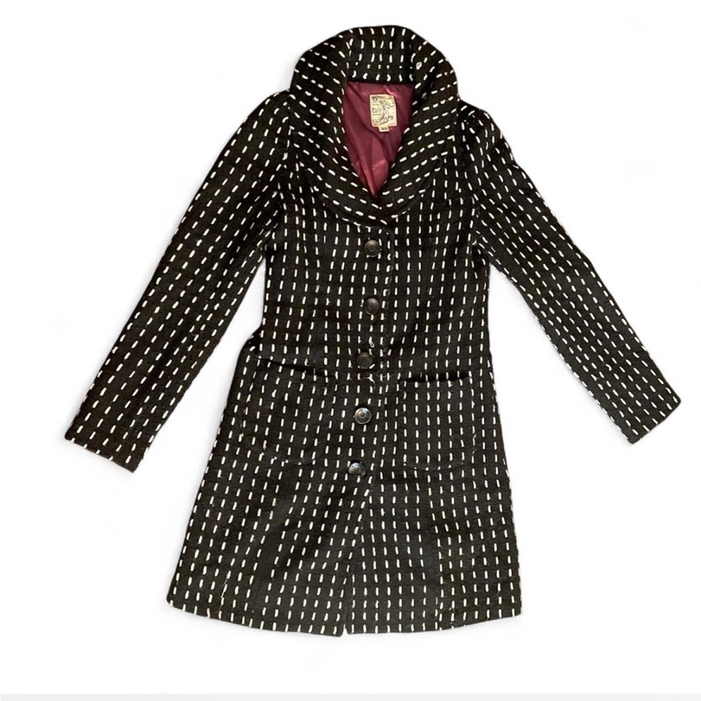 Vintage Tulle women’s wool blend black with white stitches long coat.
Size XS